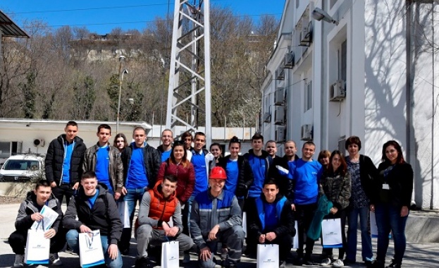 Ученици от Професионалната гимназия по електротехника и електроника М В