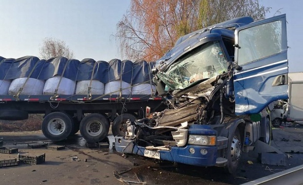 Един човек загина и десетки бяха ранени при верижна катастрофа