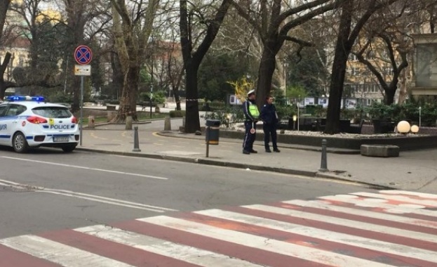 Полицията отцепи движението на пешеходци по тротоарите около градинката „Кристал