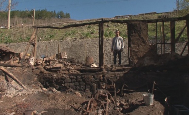 Майка и син останаха на улицата след като пожар изпепели