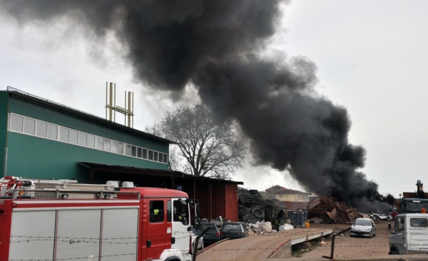 Голям пожар избухна в база за вторични суровини и стари