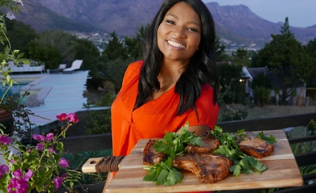 Знаменитият южноафрикански шеф готвач суперзвездата Сиба Мтонгана се
