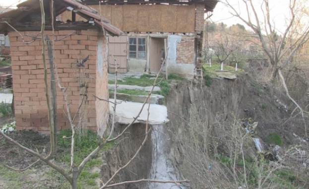 Опасно свлачище застрашава домовете на хората от русенско село Пиргово.
