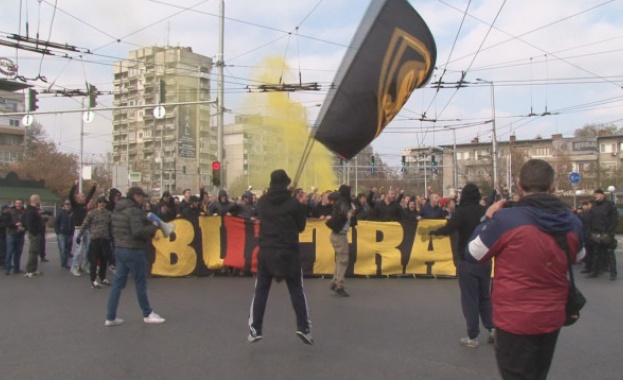 Хиляди привърженици на футболния клуб Ботев Пловдив се очаква да