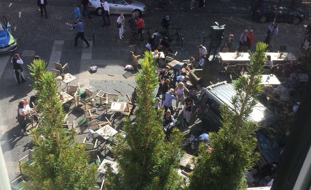 Кола се вряза в тълпа в германския град Мюнстер в