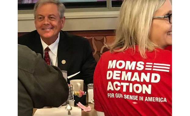 Американски конгресмен извади зареден пистолет в ресторант в Северна Каролина