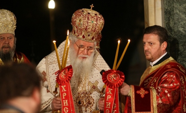 В празничната нощ хиляди вярващи посрещнаха Христовото Възкресение в патриаршеската