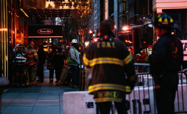 Един мъж е загинал а четирима пожарникари са получили леки