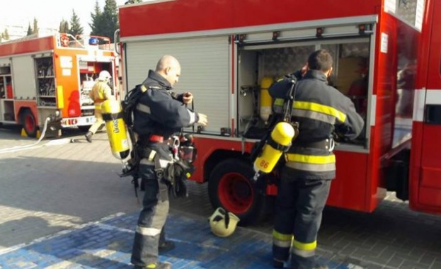 Десетки посетители и служители на бургаския мол Галерия бяха евакуирани