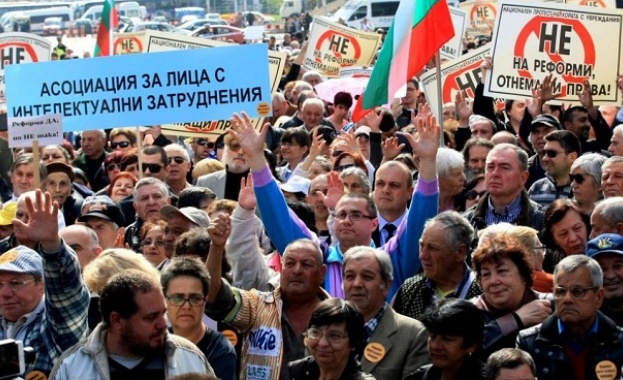 Петков Промените не целят да намалят парите за хората с