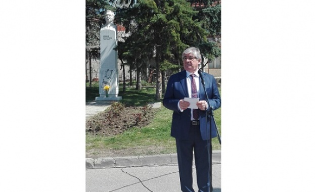 Уважаеми дами и господа скъпи приятели Днес ние отбелязваме прекрасен