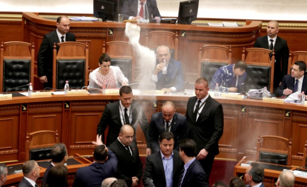 Албанският премиер Еди Рама бе замерян днес в парламента с