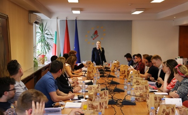 Президентът на Младите европейски социалисти ЙЕС Жоао Албъкърк целият секретариат