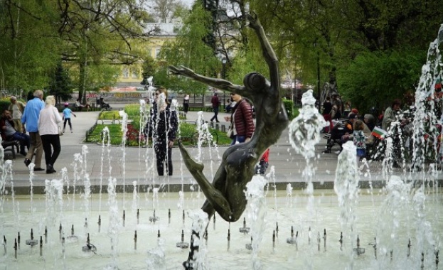 Скулптурата на гимнастичката вече е на мястото си във фонтана
