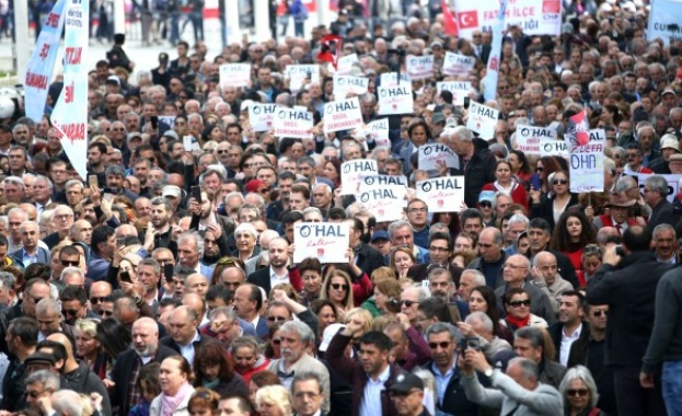 Митинги в Турция: Демокрация, а не извънредно положение Митинги в Турция: Демокрация, а не извънредно положение