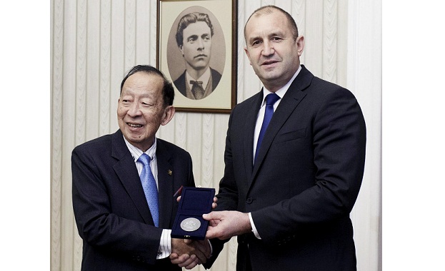 Държавният глава Румен Радев удостои днес президента на Международната филателна