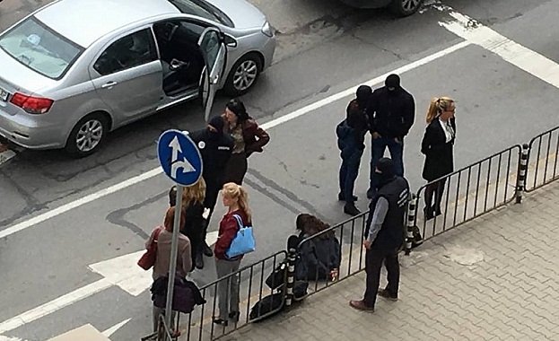 Зрелищна специализирана полицейска акция се провежда в центъра на София