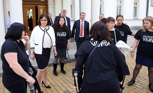 Пред парламента са представителите на хората с увреждания които искат