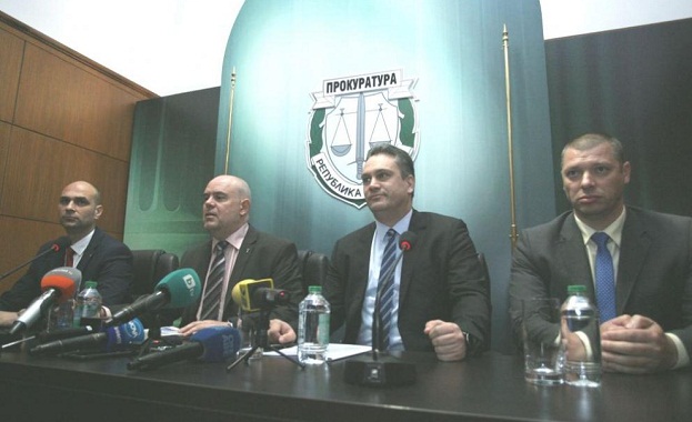 В кабинета на Десислава Иванчева намерихме стотици преписки за които