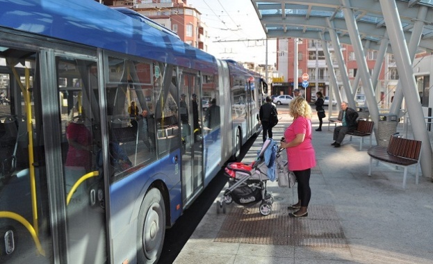 Община Бургас постави стикери със знака wi fi върху редица