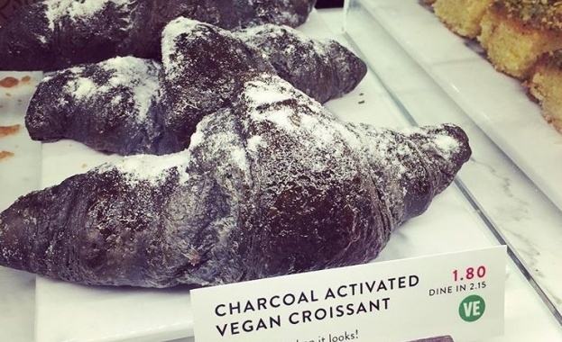 Отвратителни на външен вид вегански кроасани приличащи на екскременти скандализираха