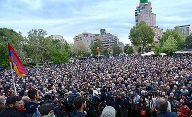 Най малко 16 000 души се събраха снощи в арменската столица