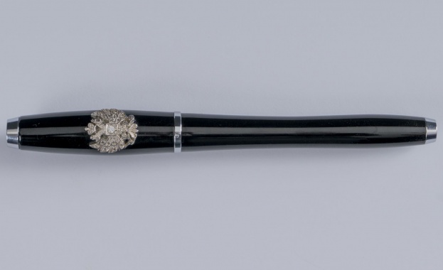 Черна писалка украсена с изображение на сребърен двуглав орел от