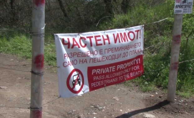 Нов скандал край морето Частник е оградил гората и е