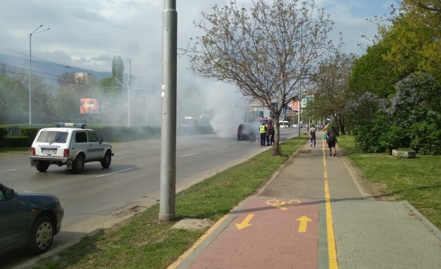 Кола се запали в движение на софийска улица. Тя е