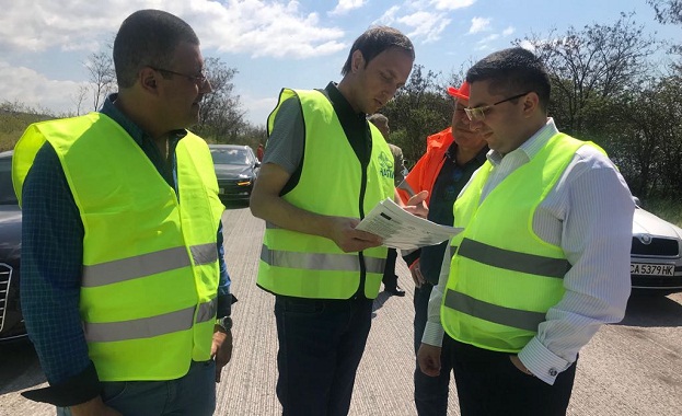 Министър Нанков направи оглед и на рехабилитацията на второкласния път