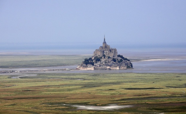 Полицията във Франция евакуира остров Мон Сен Мишел едно