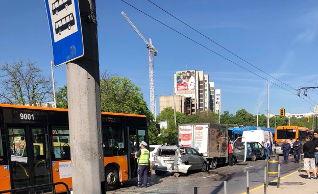 Един човек е пострадал при катастрофа между два автобуса на