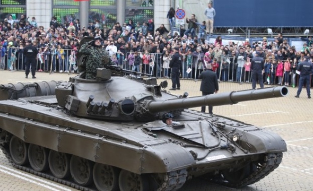 Основната бойна техника на армията и ВВС ще мине по