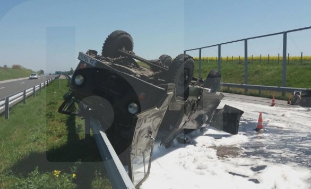 Военен автомобил УАЗ се обърна на АМ Тракия след удар