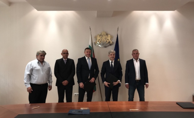Министърът на околната среда и водите Нено Димов подписа договор