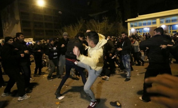 Най малко 10 души бяха хоспитализирани а над 100 бяха