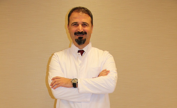 Извършил е първата трансплантация на матка и има над 4000