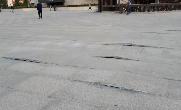 Спешен ремонт пред НДК поправят отново настилката пред конгресния център