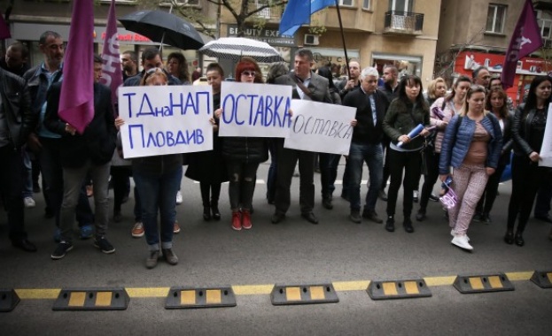 Съкратените служители от отдел Оперативен контрол на НАП отново излизат