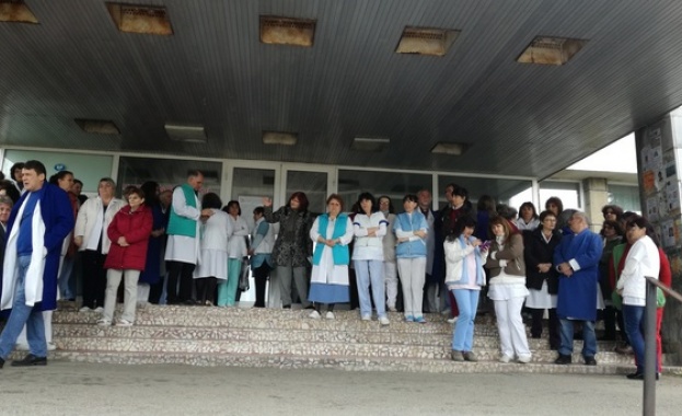 За трети пореден ден медиците от ловешката болница излизат на