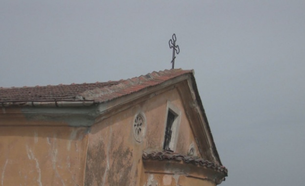 Църква строена преди век и половина е пред срутване в