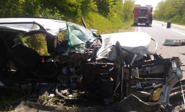 Една жена е загинала при тежък пътен инцидент на пътя