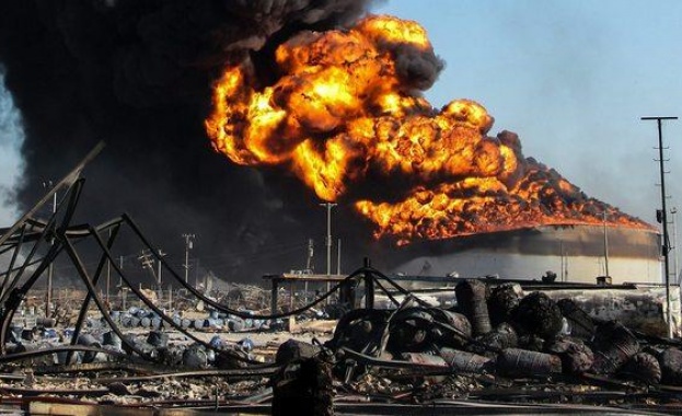 Няколко души бяха ранени при експлозии и последвал пожар в