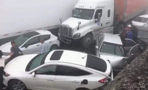 Най малко 15 души пострадаха при верижна катастрофа с участието