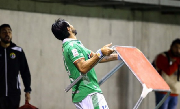 Бившият уругвайски национал Себастиан Абреу не сдържа нервите си и