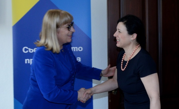 Министърът на правосъдието Цецка Цачева се срещна с еврокомисаря по