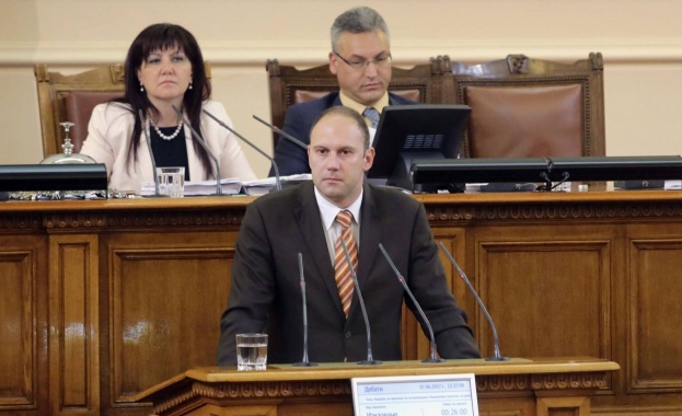 Министърът на здравеопазването Кирил Ананиев на практика декапитализира Националната специализирана