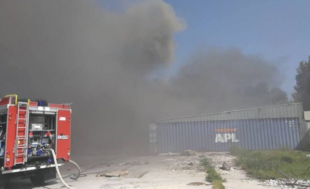 Фургони със стока в шуменския магазин за отоплитeлни уреди Дом