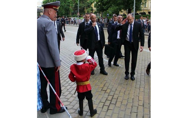 Една снимка е на път да взриви социалните мрежи Президентът