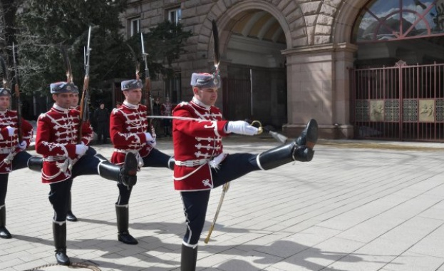Точно в 12 00 часа пред сградата на Администрацията на Президента